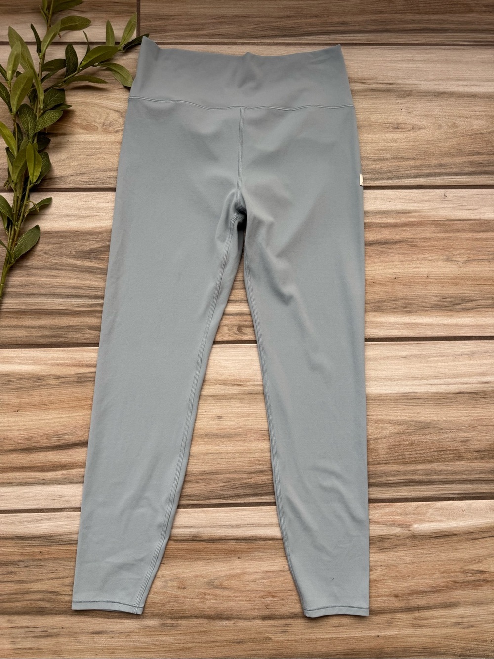 Vuori Kids High-Waist Leggings in Light Blue-Gray